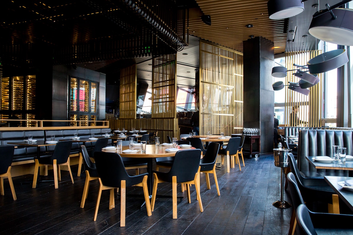 Saveur restoranının sıcak atmosferik iç mekanı